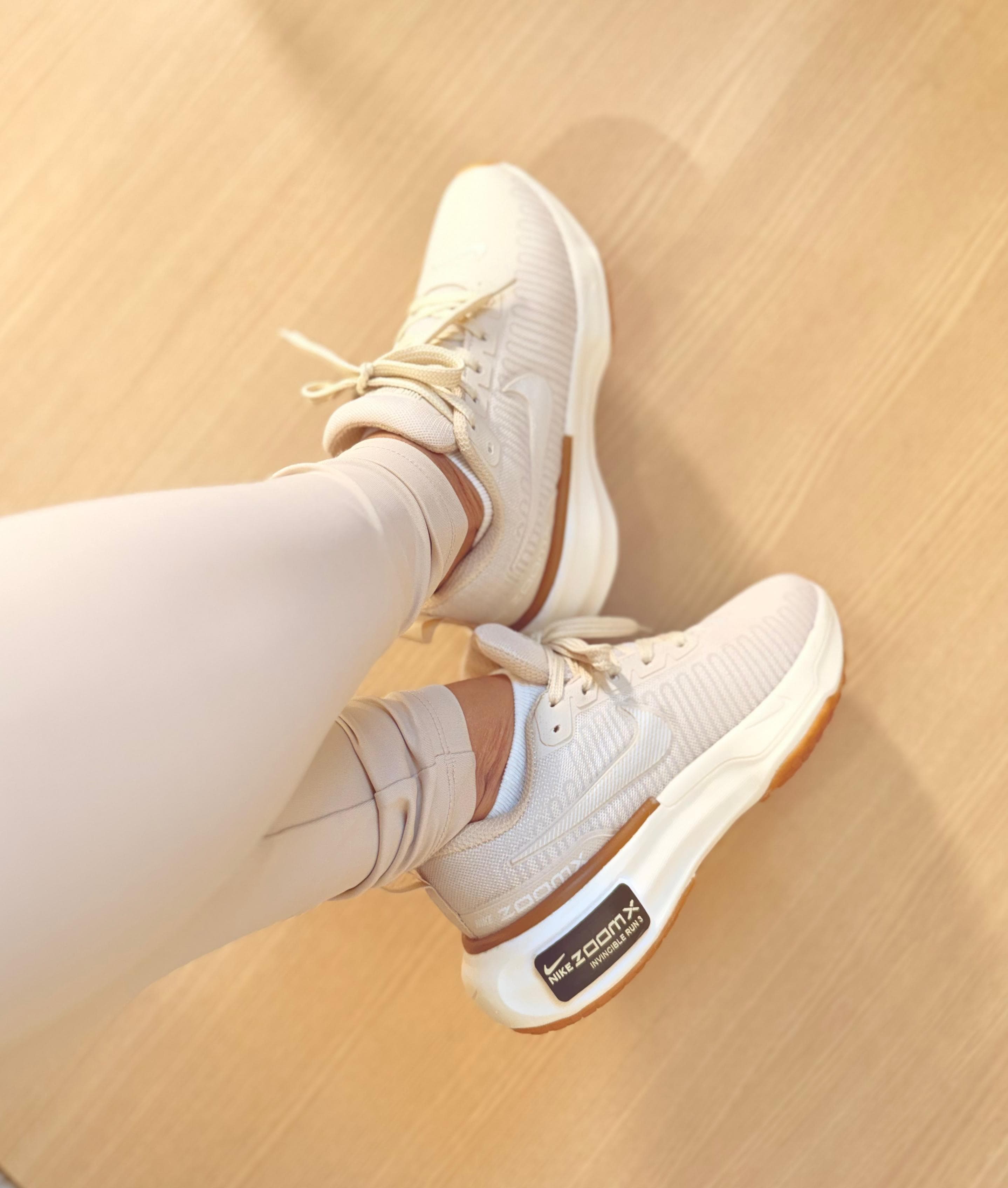 Tênis Feminino Nike Zoom X Branco e Bege – Conforto e Estilo para Academia e Dia a Dia