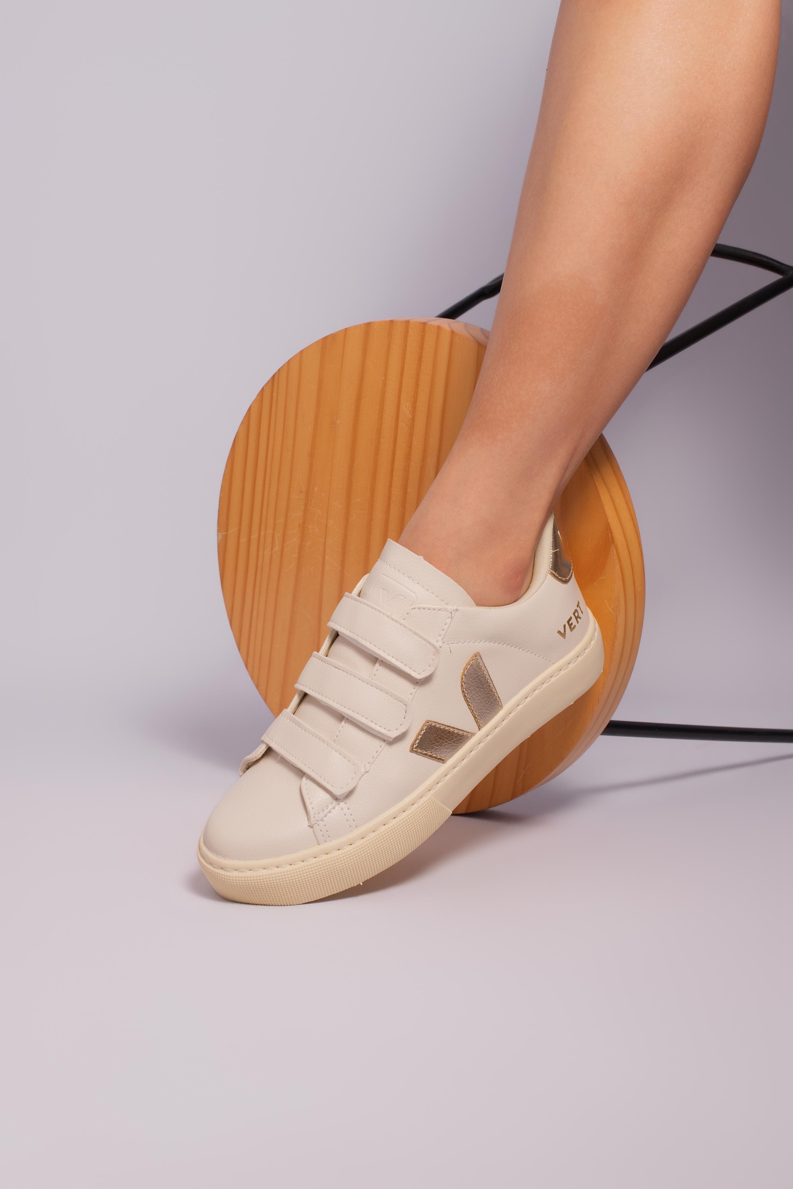Tênis Feminino Casual Branco com Detalhes Dourados em Velcro – Estilo Premium